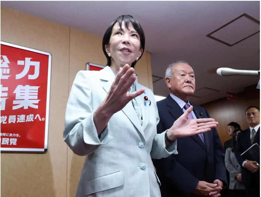 記者団の取材に応じる高市早苗総裁